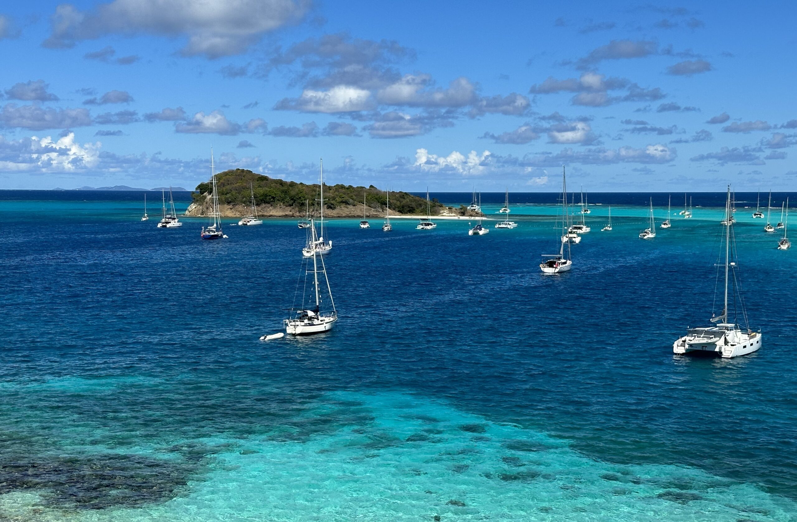 1 - Le Tobago Cays sono un paradiso caraibico: cinque isole disabitate circondate da acque turchesi e una barriera corallina spettacolare, ideali per snorkeling, immersioni e relax in una natura incontaminata.