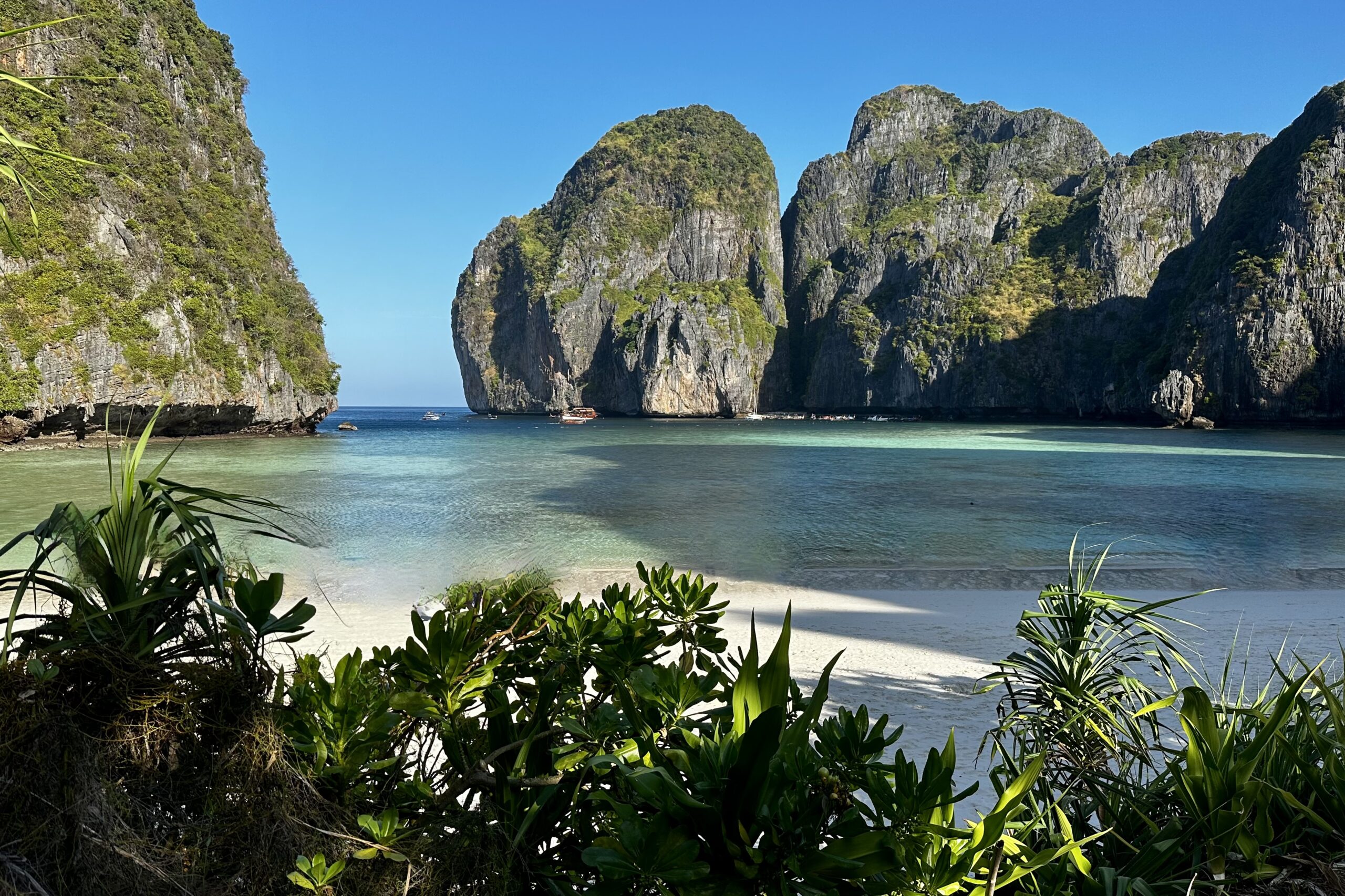 5 - Maya Beach, situata sull'isola di Phi Phi Leh, in Thailandia, è famosa per il suo paesaggio mozzafiato. Con sabbia bianca e acque cristalline, è stata resa celebre dal film "The Beach". Circondata da scogliere e vegetazione lussureggiante, è un angolo di paradiso ideale per nuotare e fare snorkeling.