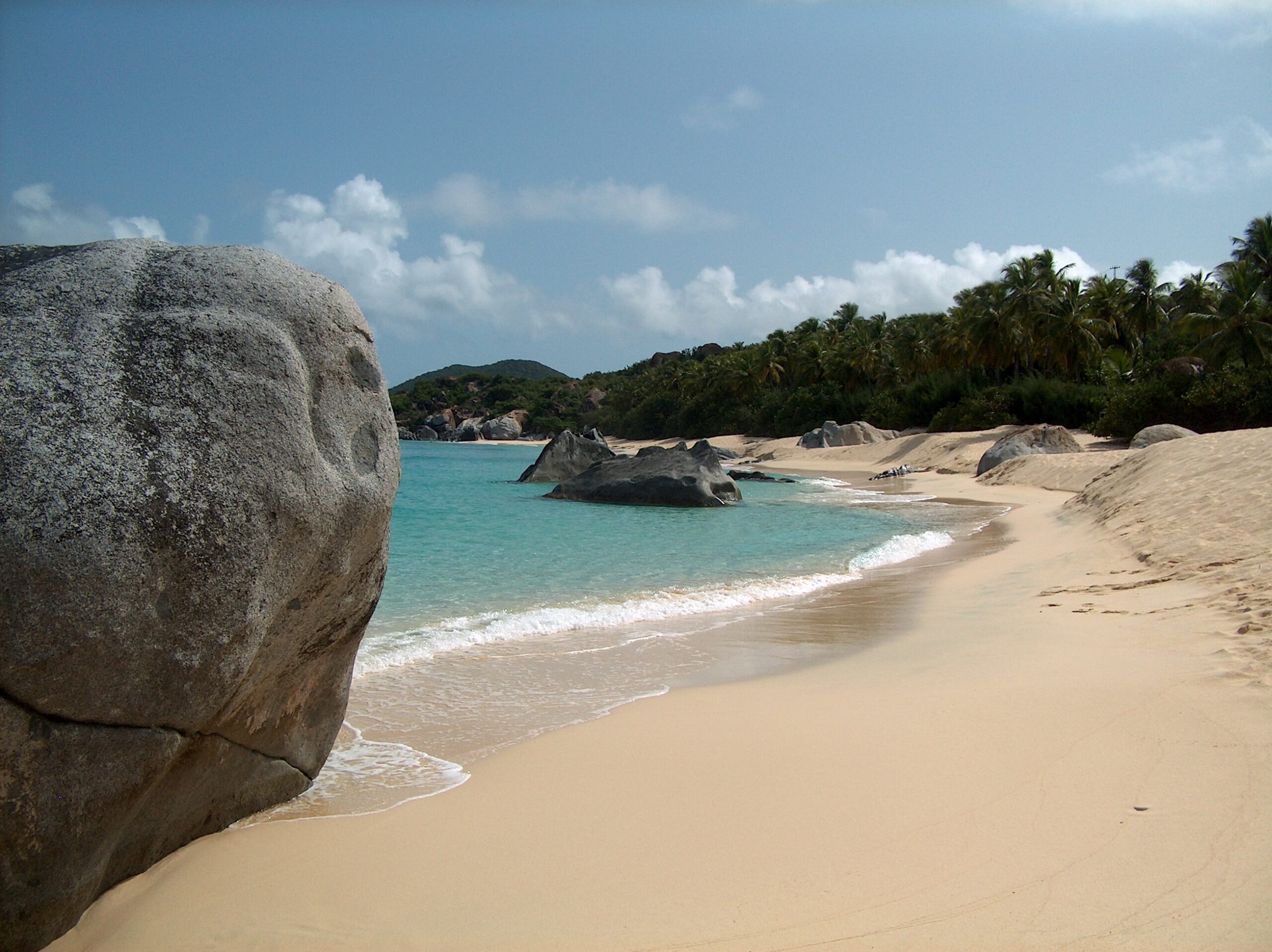 8 - The Baths, a Virgin Gorda, nelle Isole Vergini Britanniche, è una formazione geologica spettacolare con enormi massi granitici che creano piscine naturali e grotte. Le acque cristalline sono perfette per nuotare e fare snorkeling. Il paesaggio unico e mozzafiato rende questa spiaggia una delle destinazioni più iconiche dei Caraibi.