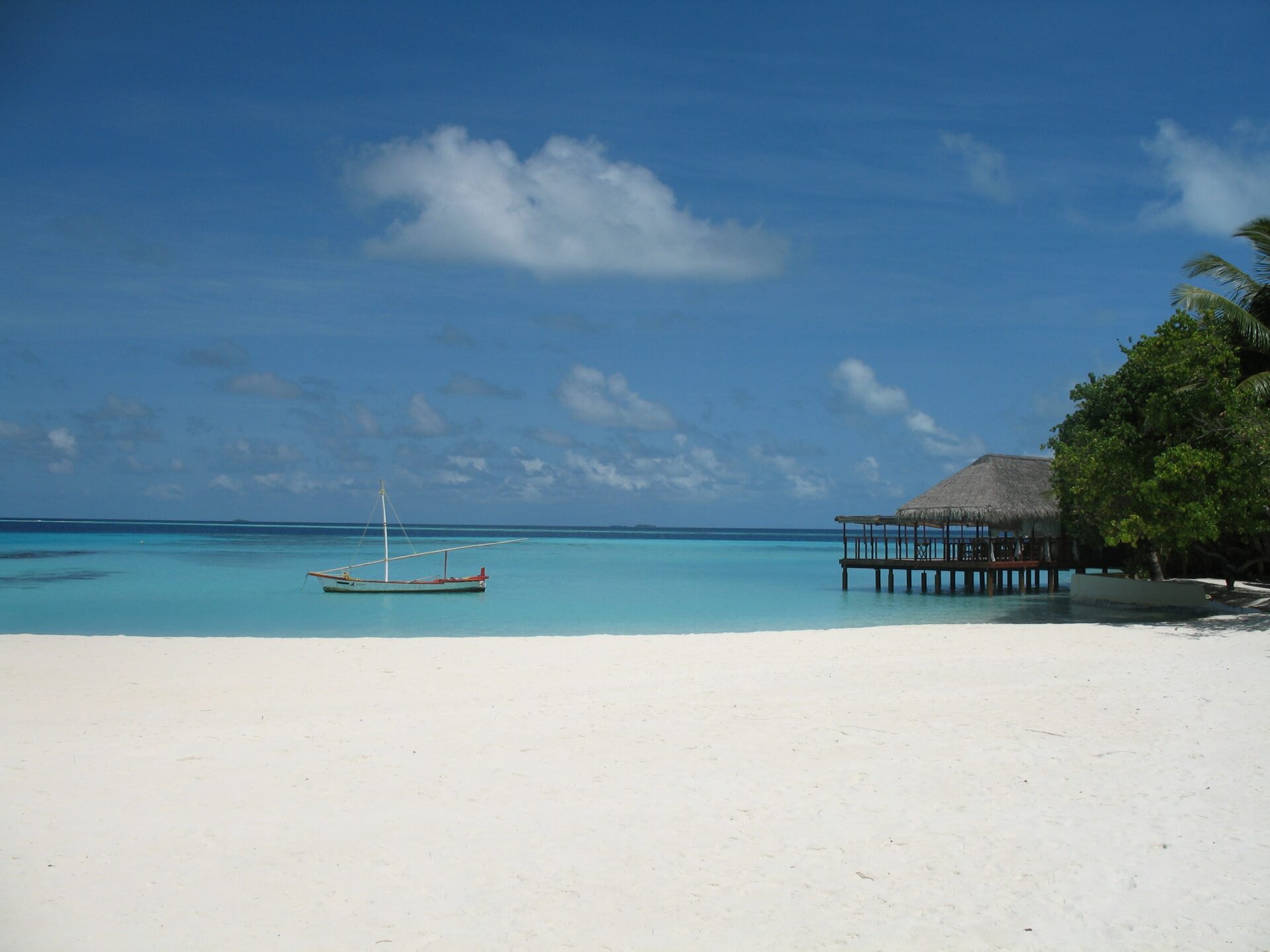 9 - Le spiagge delle Maldive sono celebri per la loro sabbia bianca finissima e acque turchesi cristalline. Ogni isola offre scenari mozzafiato, con palme ondeggianti e una barriera corallina ricca di vita marina. Ideali per nuotare, fare snorkeling, immersioni o semplicemente rilassarsi in un ambiente paradisiaco e incontaminato.