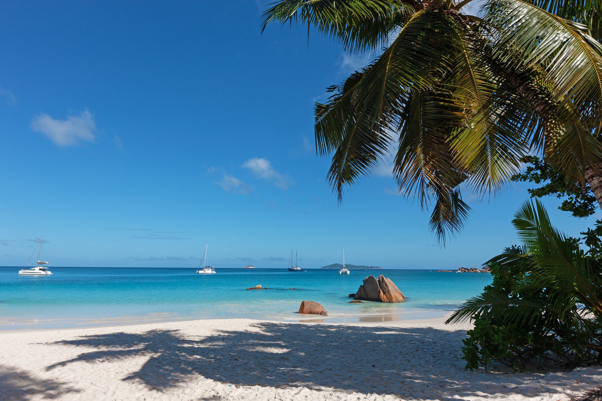 3 - Anse Lazio, situata a Praslin, Seychelles, è considerata una delle spiagge più belle al mondo. Con sabbia fine e bianca, acque turchesi e circondata da palme e massi granitici, offre uno scenario paradisiaco. È ideale per nuotare, fare snorkeling e ammirare tramonti spettacolari in totale tranquillità.