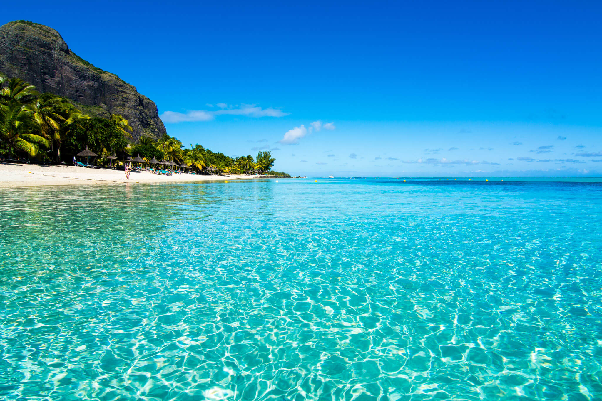 10 - La Morne Beach è una splendida spiaggia situata nell'angolo sud-ovest di Mauritius, ai piedi del monte Le Morne Brabant. Questa spiaggia di sabbia bianca è famosa per le sue acque cristalline e tranquille, ideali per il nuoto e le attività acquatiche. È anche patrimonio dell'umanità UNESCO, simbolo della resistenza degli schiavi fuggitivi.