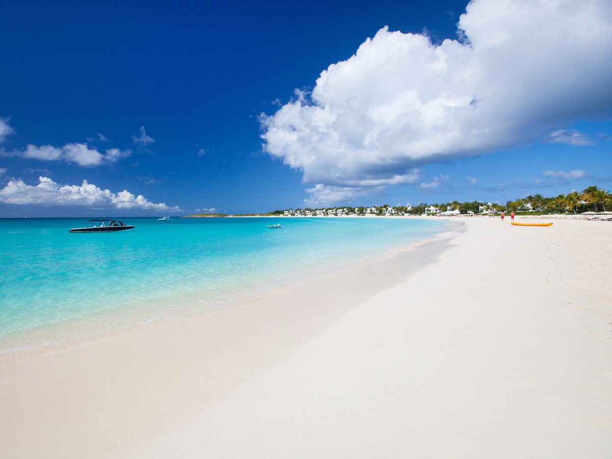 7 - Grace Bay, situata a Providenciales nelle Isole Turks e Caicos, è una delle spiagge più spettacolari al mondo. Con la sua sabbia bianca e finissima e le acque cristalline turchesi, è un angolo di paradiso per chi cerca tranquillità e bellezza naturale.