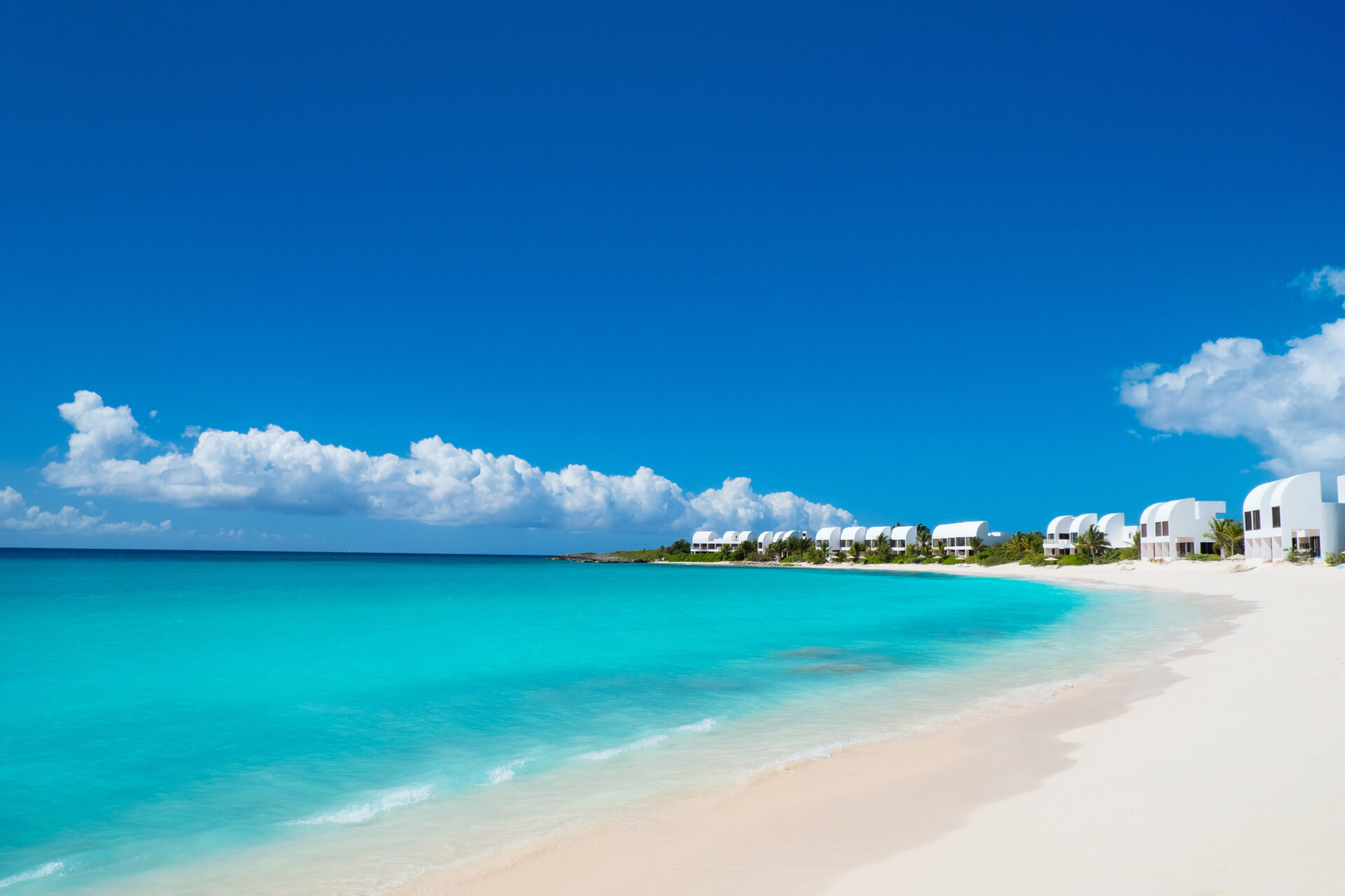 2 - Shoal Bay ad Anguilla è una delle spiagge più famose dei Caraibi, con sabbia bianca e acque turchesi incredibilmente limpide. Perfetta per nuotare, fare snorkeling e rilassarsi, questa spiaggia offre panorami mozzafiato e un'atmosfera tranquilla. È un luogo ideale per chi cerca bellezza naturale e pace assoluta.